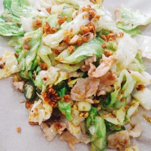 E09 花肉炒包菜 Stir-fried Cabbage with Pork Belly
